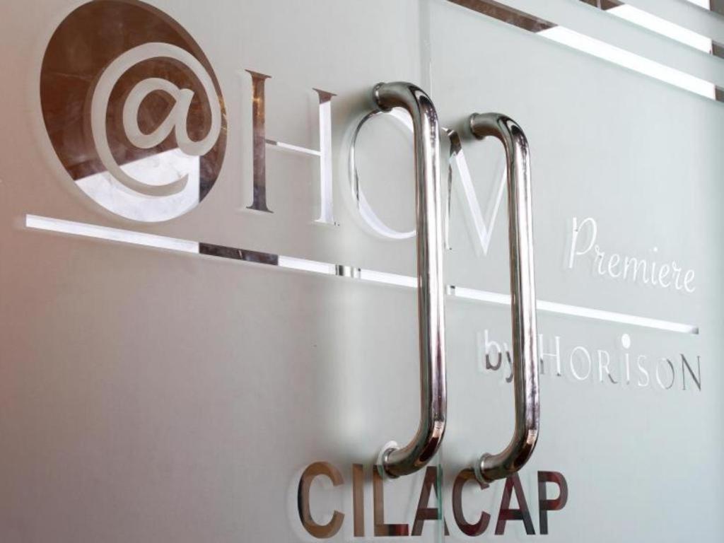 @Hom Premiere Cilacap Exterior foto