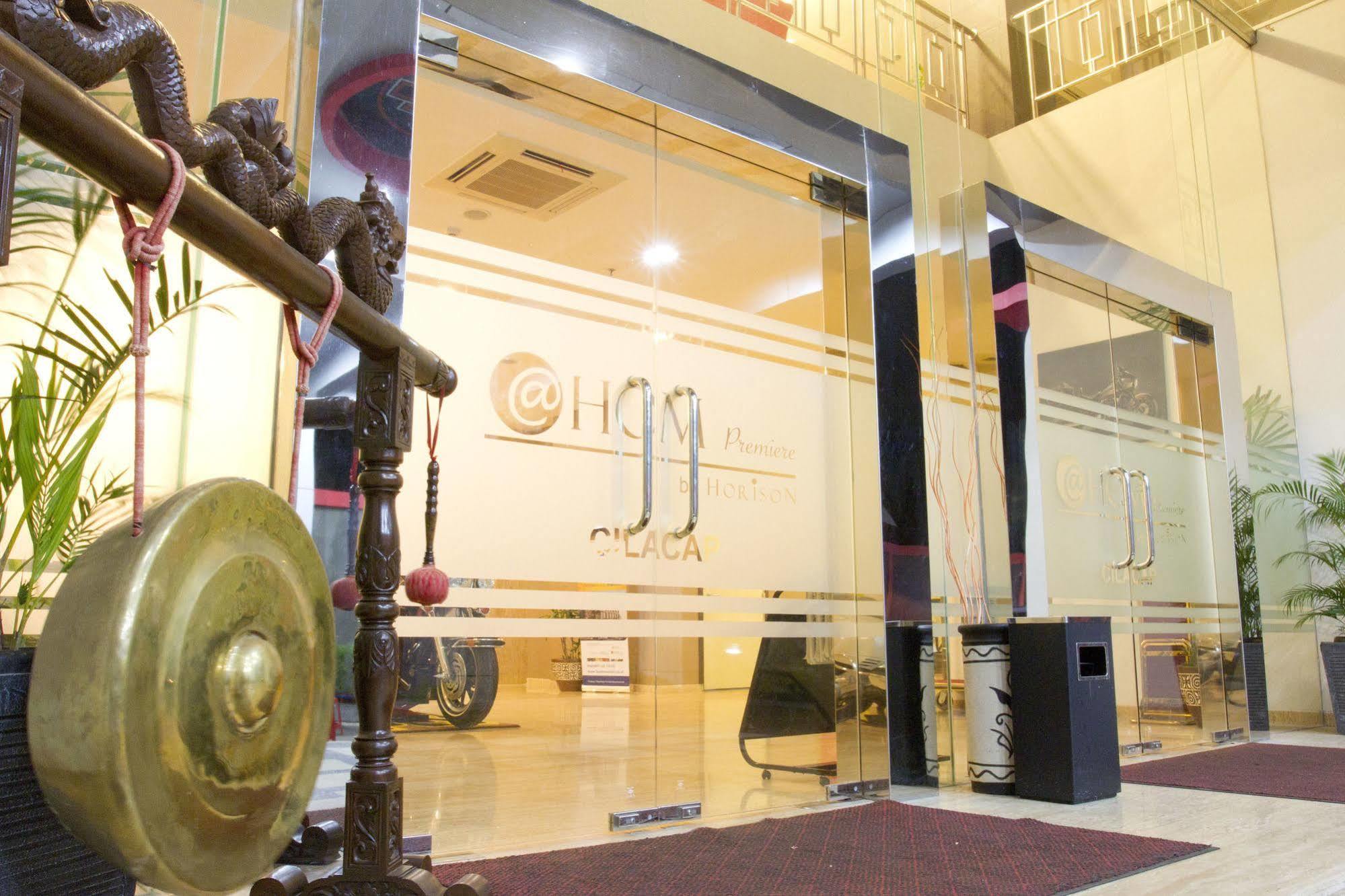 @Hom Premiere Cilacap Exterior foto