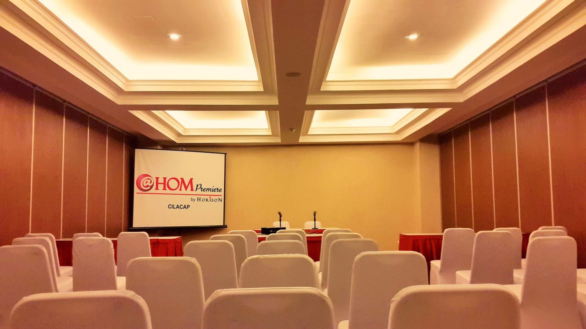 @Hom Premiere Cilacap Exterior foto